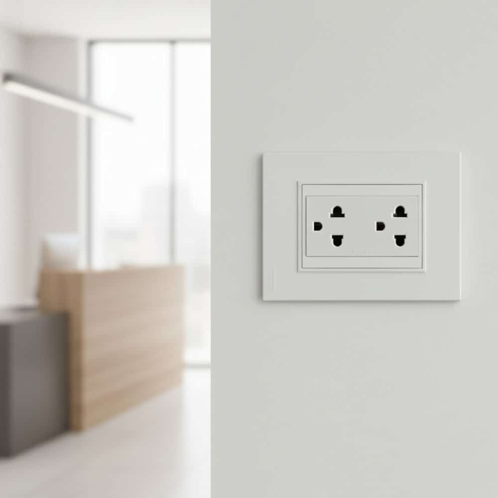 TOMA DOBLE UNIVERSAL 10/15/16A 127V/250V BLANCO CON PROTECCIÓN Incluye Bastidor para Bauhaus