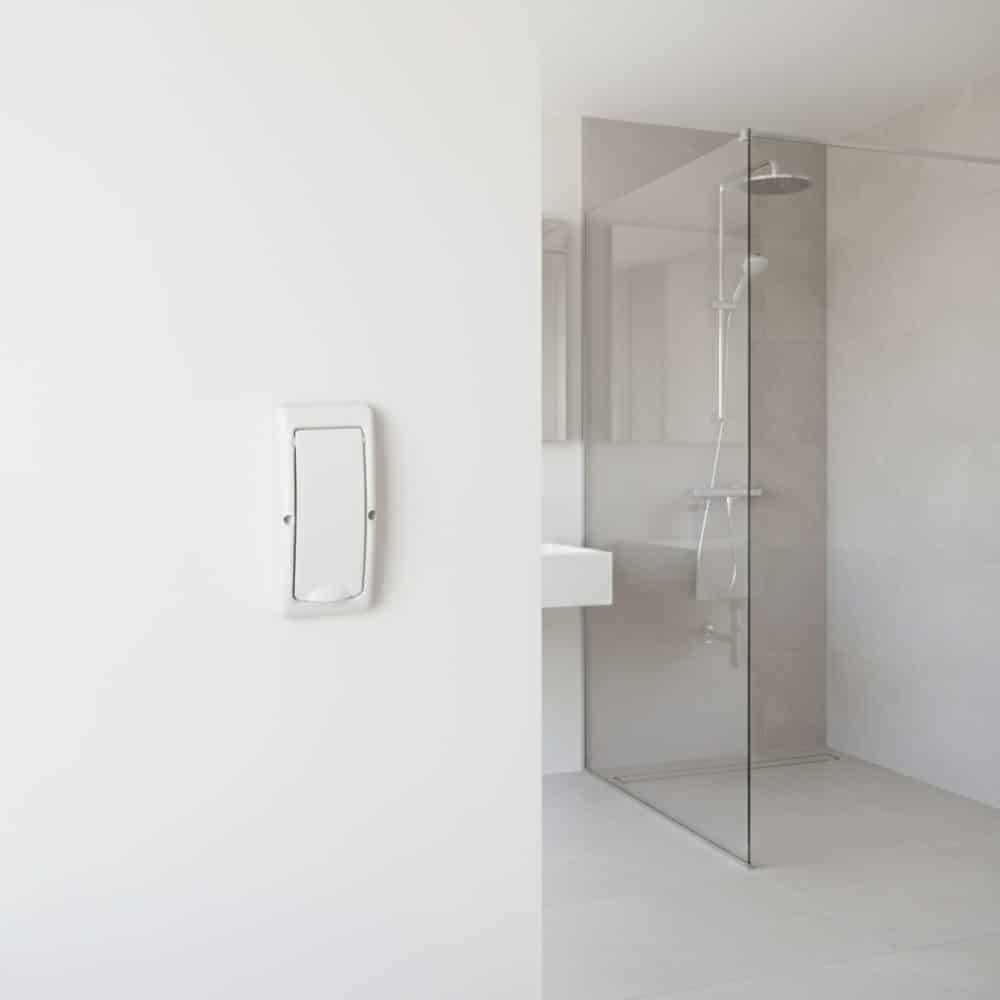 TABLERO EMPOTRADO TERMOPLÁSTICO, 2P, PUERTA BLANCA VERTICAL, 60x130x62mm