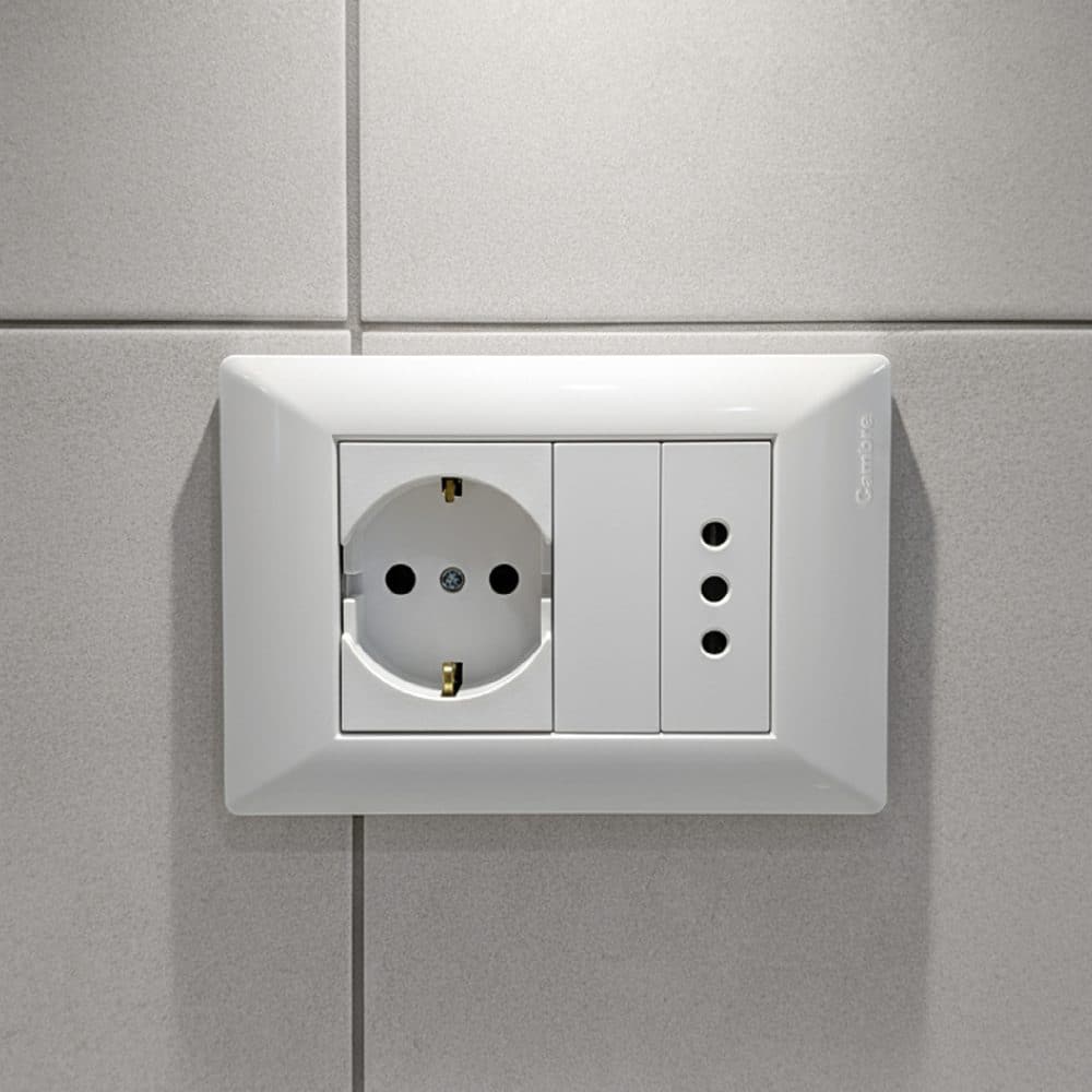 TOMA 3 EN LÍNEA BIPOLAR L/T 10A 250V GRIS CON PROTECCION (1 MÓDULO)