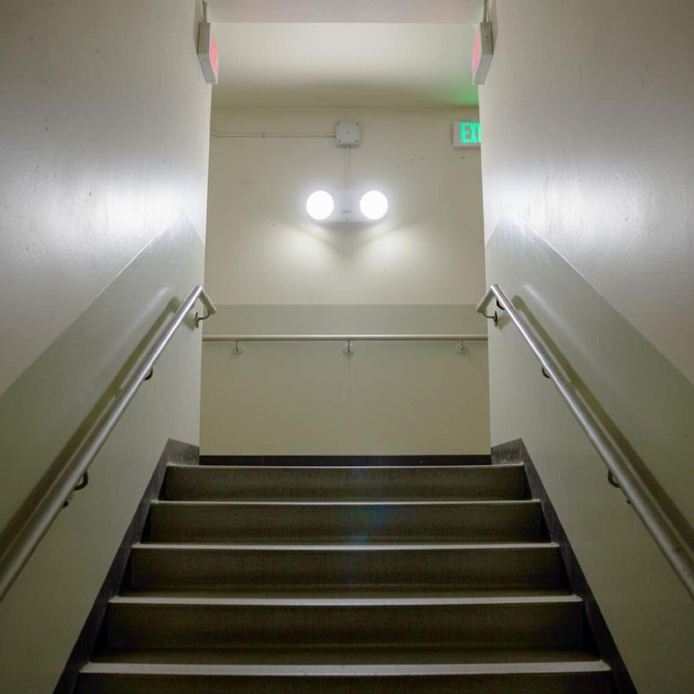 LUMINARIA DE EMERG.  2.4W, 240lm, IP20 IK06 12 LEDs SMD, AUT. >90 MIN, C/BATERIA INTERNA,  100-277VAC (CON UL); Modelo: NV