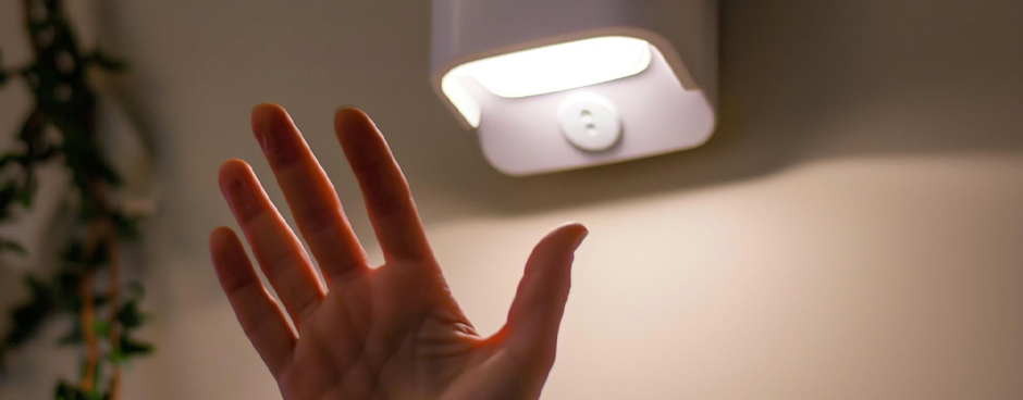 Ventajas de la iluminación con sensores de movimiento en oficinas y fábricas